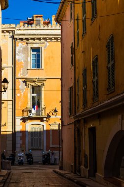 Saint-Tropez 'in tarihi merkezinde dar sokaklar renkli cephelerle dolu.