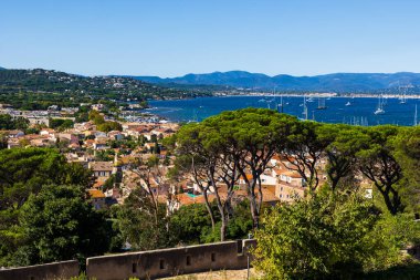 Saint-Tropez 'in panoramik manzarası, kilisesi ve körfezi yelkenli ve yatlarla dolu.