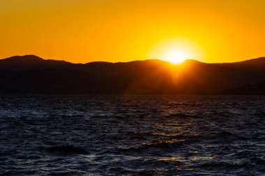 Saint-Raphael 'deki Pointe du Dramont' tan deniz ve Esterel dağları üzerinde gün batımı