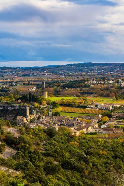Sonbaharda Ardeche Nehri kıyısındaki ortaçağ köyü uçurumlardan görüldü.