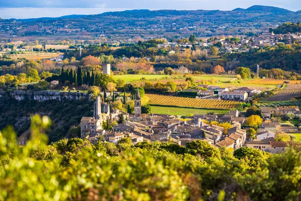 Sonbaharda Ardeche Nehri kıyısındaki ortaçağ köyü uçurumlardan görüldü.