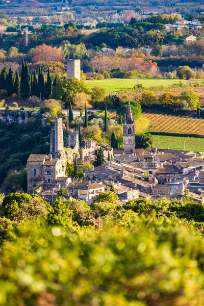 Sonbaharda Ardeche Nehri kıyısındaki ortaçağ köyü uçurumlardan görüldü.