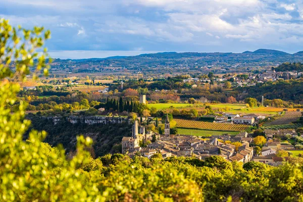 Sonbaharda Ardeche Nehri kıyısındaki ortaçağ köyü uçurumlardan görüldü.