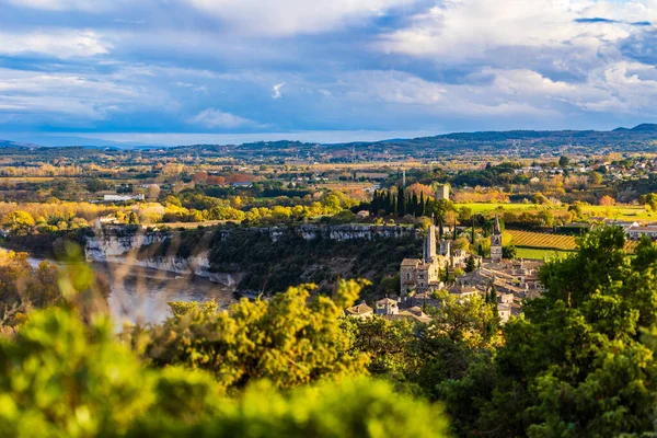 Sonbaharda Ardeche Nehri kıyısındaki ortaçağ köyü uçurumlardan görüldü.