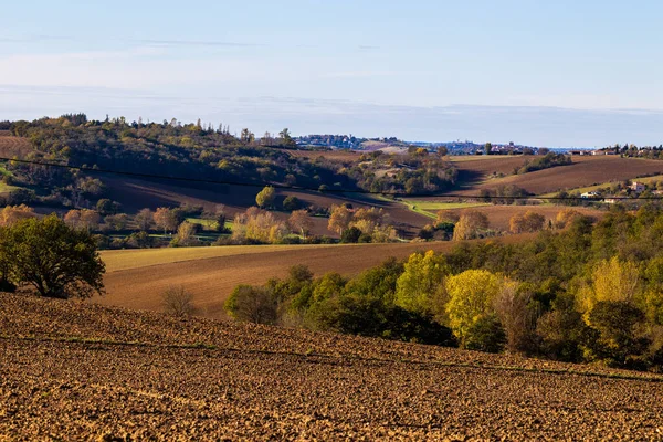 Sonbaharda Gardouch, Lauragais 'de yeni sürülmüş tarlalar, çitler ve ormanlarla kaplı yuvarlanan tepeler.