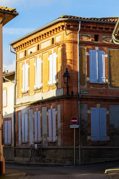 Venerque 'deki güneşli bir konağın kırmızı tuğla cephesi