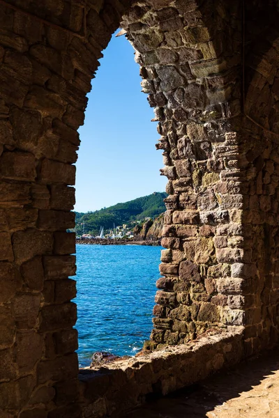 Mandelieu-la-Napoule 'daki La Napoule Kalesi' nin eteklerindeki galeriden Akdeniz ve Esterel sahillerinin manzarası