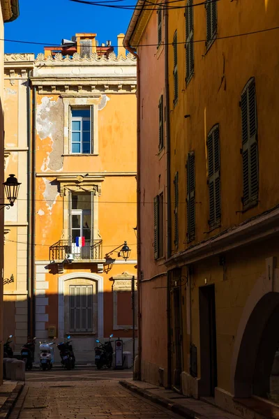 Saint-Tropez 'in tarihi merkezinde dar sokaklar renkli cephelerle dolu.