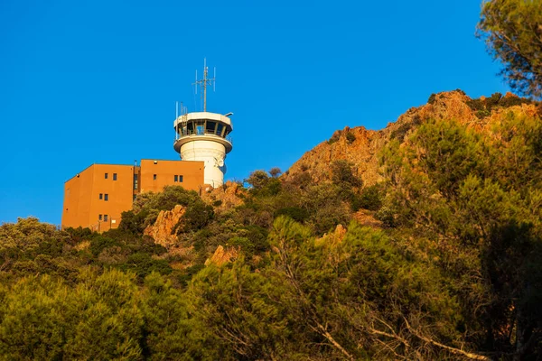 Dramont Semaphore Saint-Raphael tepelerinden sahile bakıyor.