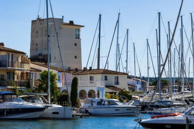 Venedik 'ten esinlenilen Lakeside şehri, Saint-Tropez yakınlarındaki Port Grimaud