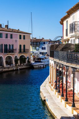 Venedik 'ten esinlenilen Lakeside şehri, Saint-Tropez yakınlarındaki Port Grimaud