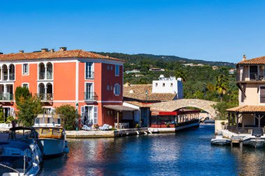 Venedik 'ten esinlenilen Lakeside şehri, Saint-Tropez yakınlarındaki Port Grimaud