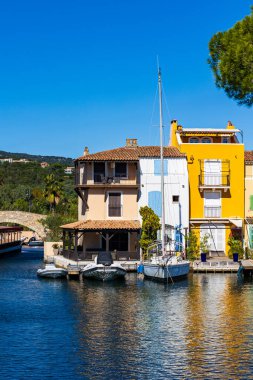 Venedik 'ten esinlenilen Lakeside şehri, Saint-Tropez yakınlarındaki Port Grimaud