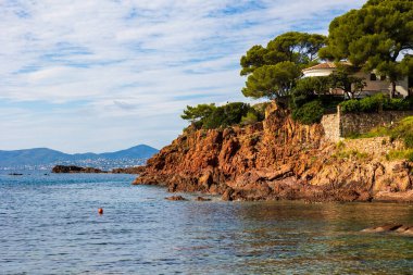 Esterel 'in kırmızı kayaları Saint-Raphael' deki mavi Akdeniz 'le çelişiyor.