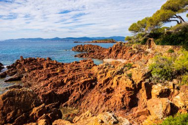 Saint-Raphael ve Frejus kıyıları Santa Lucia Limanı yakınlarındaki Pointe des Cadoues 'den görüldü.