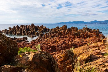 Saint-Raphael ve Frejus kıyıları Santa Lucia Limanı yakınlarındaki Pointe des Cadoues 'den görüldü.