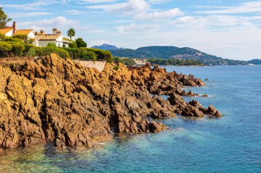 Esterel 'in kırmızı kayaları Saint-Raphael' deki mavi Akdeniz 'le çelişiyor.