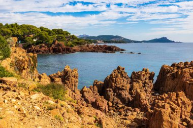 Esterel 'in kırmızı kayaları Saint-Raphael' deki mavi Akdeniz 'le çelişiyor.