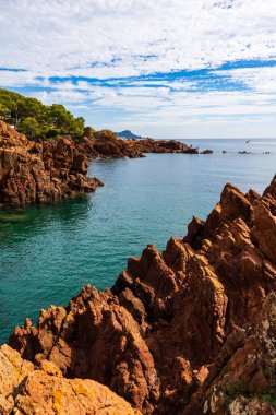 Esterel 'in kırmızı kayaları Saint-Raphael' deki mavi Akdeniz 'le çelişiyor.