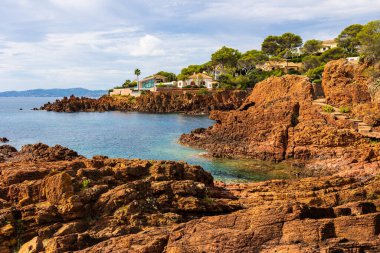 Saint-Raphael 'de Pointe des Cadoues ve Dramont arasındaki sahil boyunca apartman binaları ve villalar.