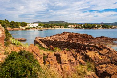 Saint-Raphael 'de Pointe des Cadoues ve Dramont arasındaki sahil boyunca apartman binaları ve villalar.