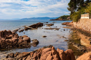 Saint-Raphael 'de Pointe des Cadoues ve Dramont arasındaki sahil boyunca apartman binaları ve villalar.