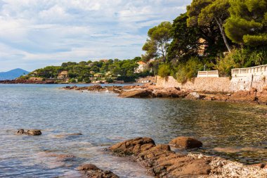 Saint-Raphael 'de Pointe des Cadoues ve Dramont arasındaki sahil boyunca apartman binaları ve villalar.