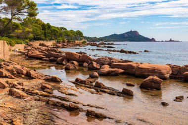 Cap Dramont ufukta, semaforuyla Saint-Raphael 'in kızıl kayalık kıyılarından görülüyor.