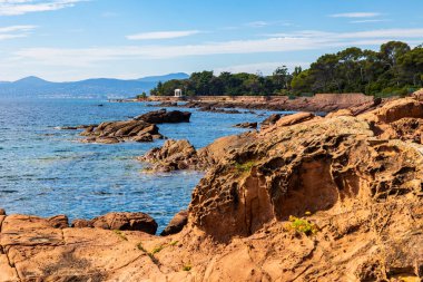 Saint-Raphael 'de Pointe des Cadoues ve Dramont arasındaki sahil boyunca apartman binaları ve villalar.
