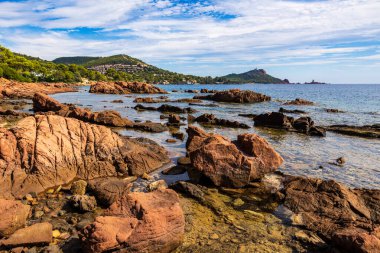 Cap Dramont ufukta, semaforuyla Saint-Raphael 'in kızıl kayalık kıyılarından görülüyor.