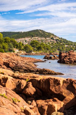 Saint-Raphael 'de Pointe des Cadoues ve Dramont arasındaki sahil boyunca apartman binaları ve villalar.