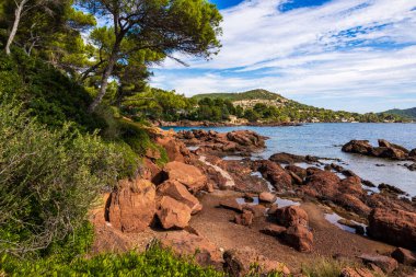 Saint-Raphael 'de Pointe des Cadoues ve Dramont arasındaki sahil boyunca apartman binaları ve villalar.