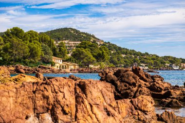 Saint-Raphael 'de Pointe des Cadoues ve Dramont arasındaki sahil boyunca apartman binaları ve villalar.