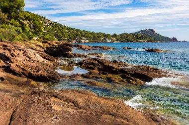 Cap Dramont ufukta, semaforuyla Saint-Raphael 'in kızıl kayalık kıyılarından görülüyor.