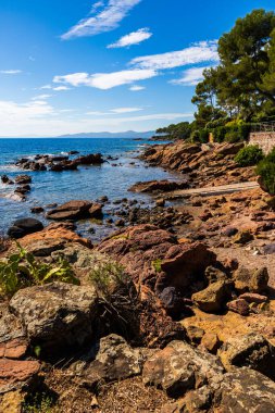 Saint-Raphael 'de Pointe des Cadoues ve Dramont arasındaki sahil boyunca apartman binaları ve villalar.