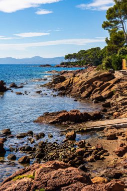 Saint-Raphael 'de Pointe des Cadoues ve Dramont arasındaki sahil boyunca apartman binaları ve villalar.