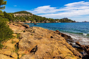 Saint-Raphael 'de Pointe des Cadoues ve Dramont arasındaki sahil boyunca apartman binaları ve villalar.