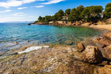 Saint-Raphael 'de Pointe des Cadoues ve Dramont arasındaki sahil boyunca apartman binaları ve villalar.