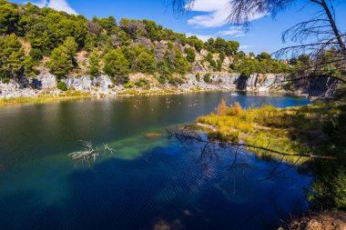 Saint-Raphael 'deki Dramont gölleri, eski mavi taş ocağı doğal bir alana dönüştü.
