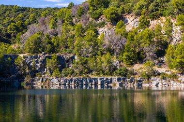 Saint-Raphael 'deki Dramont gölleri, eski mavi taş ocağı doğal bir alana dönüştü.