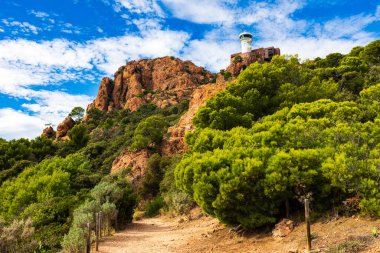 Dramont semaforu, Saint-Raphael 'deki Esterel kalabalığının kırmızı ryolite kayasının tepesine tünedi.