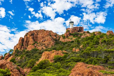 Dramont semaforu, Saint-Raphael 'deki Esterel kalabalığının kırmızı ryolite kayasının tepesine tünedi.
