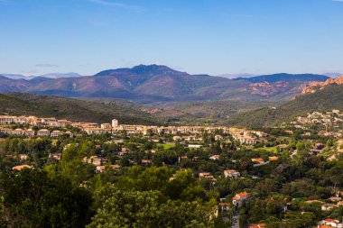 Mont Vinaigre, Esterel 'in en yüksek tepesi, Saint-Raphael' deki Cap Dramont 'tan görüldü.