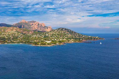 Kaptan Roux 'un Saint-Raphael' deki Kaptan Dramont zirvesinden görünüşü