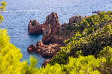 Kaptan Dramont 'un kızıl kayaları Saint-Raphael' deki Akdeniz 'e düşüyor.