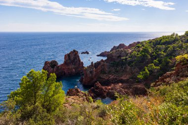 Kaptan Dramont 'un kızıl kayaları Saint-Raphael' deki Akdeniz 'e düşüyor.