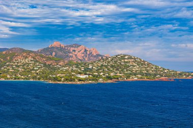 Kaptan Roux 'un Saint-Raphael' deki Kaptan Dramont zirvesinden görünüşü
