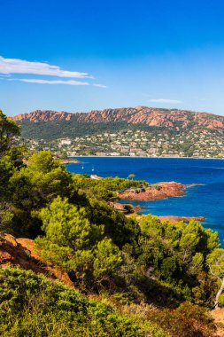 Saint-Raphael 'deki Kaptan Dramont' un zirvesinden Agay Körfezi 'nin panoramik görüntüsü