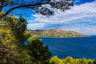 Kaptan Roux 'un Saint-Raphael' deki Kaptan Dramont zirvesinden görünüşü