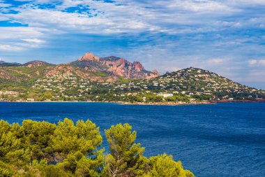 Saint-Raphael 'deki Long Beach' ten Kaptan Roux ve Anthor 'un panoramik görüntüsü.